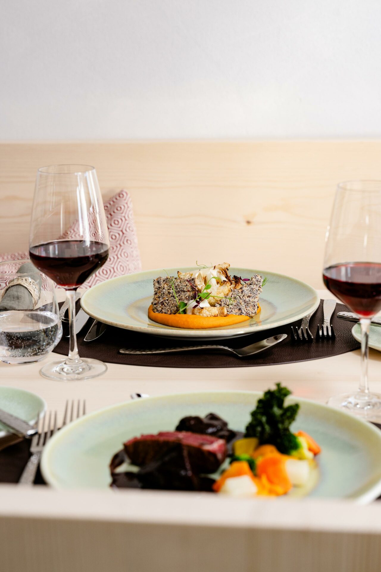 Wein und ein Abendessen auf der Segneshütte.