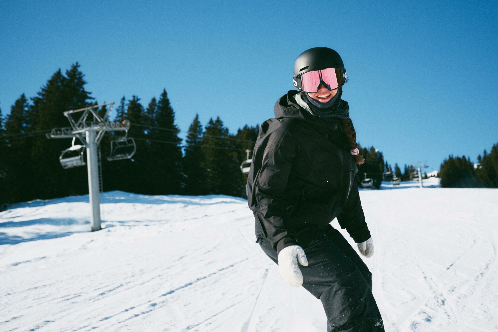 Bei der Winter Aktivität "Skifahren" mit Blick auf den Segnesboden.