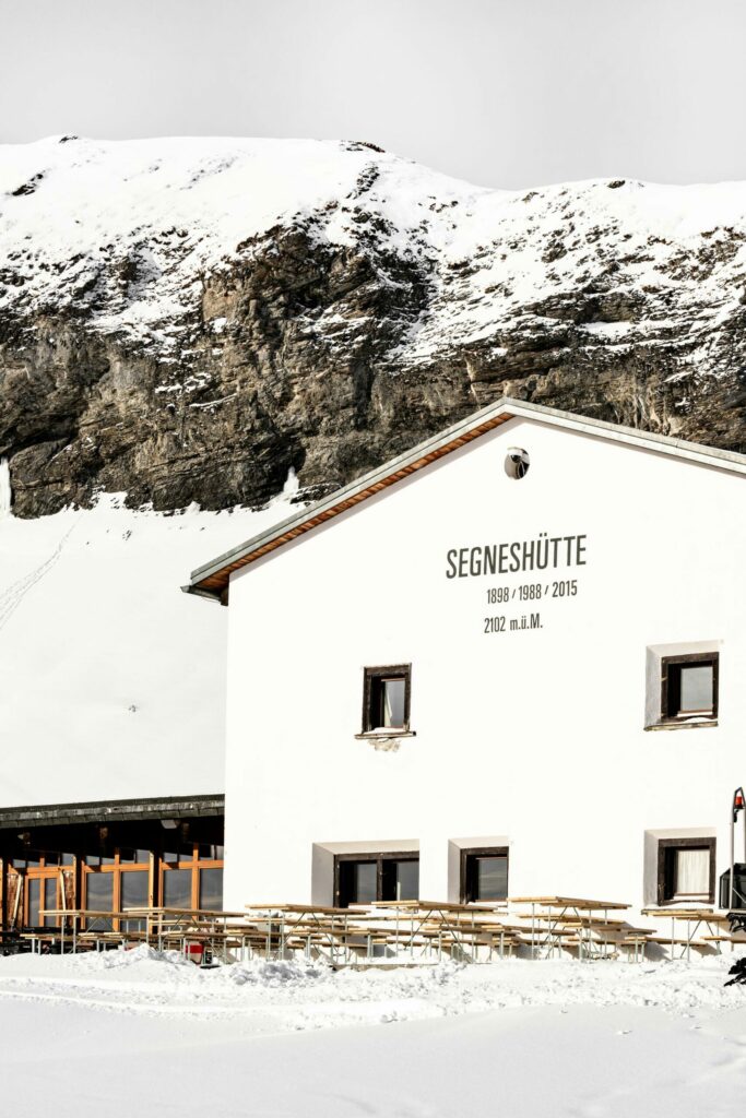 Übernachten auf der Segneshütte im Sommer und im Winter.