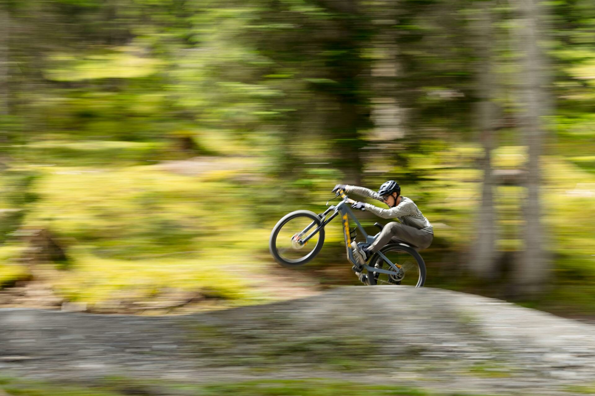 Biker fährt auf dem Hinterrad